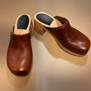 Swedish Hasbeens brown clogs-New without tags- size 39